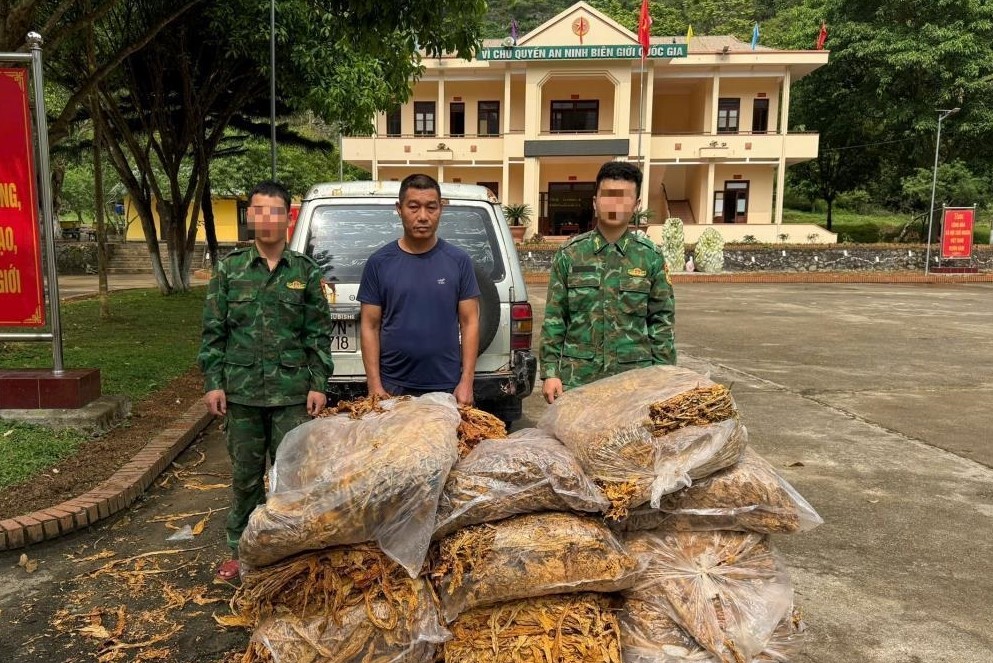 Đối tượng Đồng Văn Dũng c&ugrave;ng tang vật bị lực lượng chức năng bắt giữ. Ảnh: HD