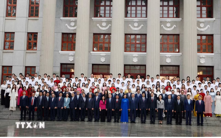 Tổng B&iacute; thư, Chủ tịch nước T&ocirc; L&acirc;m v&agrave; Phu nh&acirc;n c&ugrave;ng c&aacute;c đại biểu chụp ảnh lưu niệm tại Di t&iacute;ch Khu học x&aacute; Trung ương, Nam Ninh (Trung Quốc) - Ảnh: TTXVN