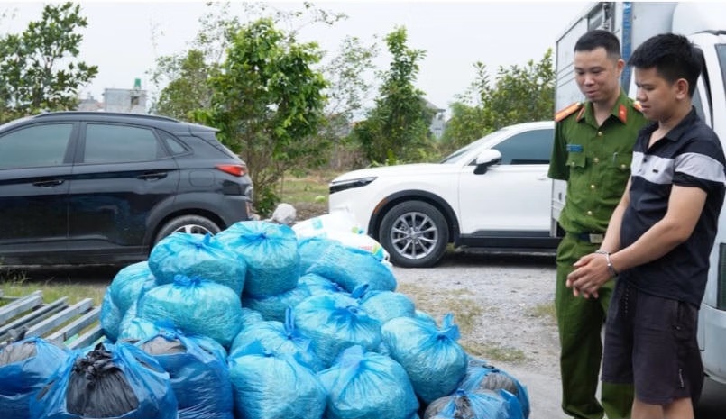 Lực lượng chức năng kiểm tra cơ sở sản xuất gi&aacute; đỗ vi phạm, thu giữ nhiều sản phẩm tại hiện trường. (Ảnh: baophapluat.vn)