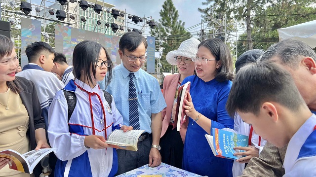 B&agrave; Huỳnh Thị Anh Thảo (&Aacute;o xanh, thứ 3 từ phải qua) giao lưu với học sinh.