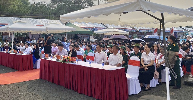 Đại biểu l&atilde;nh đạo. quan kh&aacute;ch tham dự Lễ ph&aacute;t động.