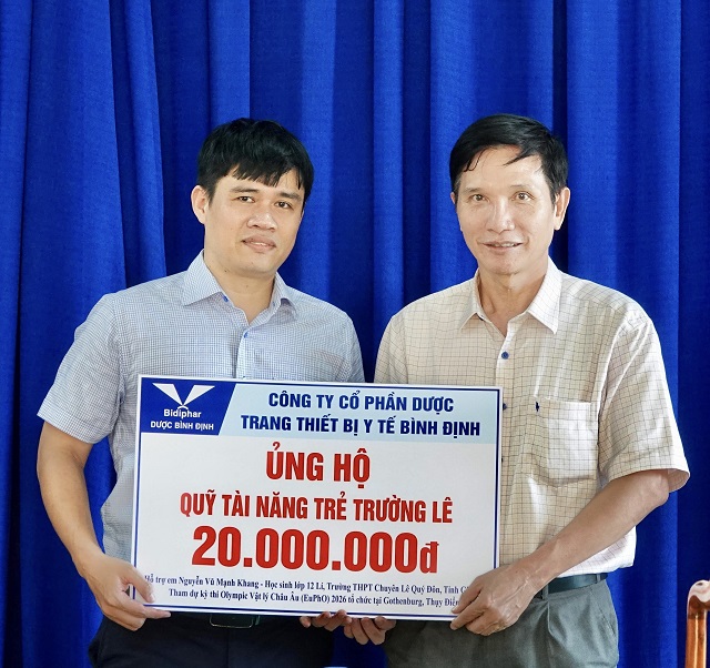 &Ocirc;ng L&ecirc; Văn T&ograve;a (b&ecirc;n phải) trao tiền hỗ trợ em Mạnh Khang. Ảnh: Đ-Ph&uacute;