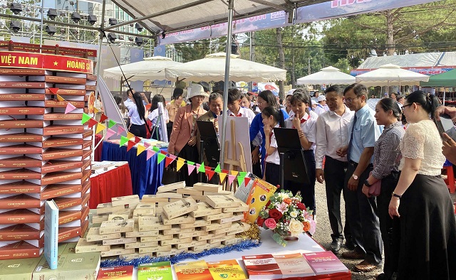 Một g&oacute;c gian h&agrave;ng trưng bầy, giới thiệu s&aacute;ch.