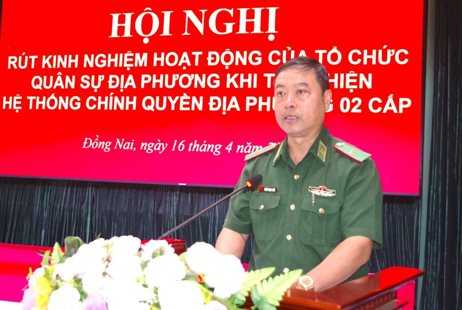 Thiếu tướng Trần Ngọc Hữu ph&aacute;t biểu tại hội nghị