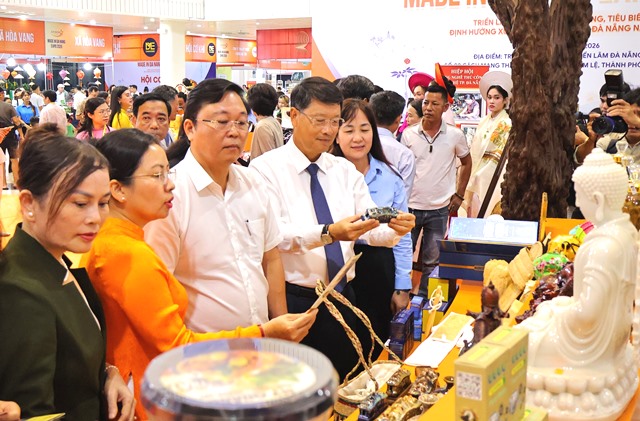 C&aacute;c đại biểu tham quan gian h&agrave;ng.