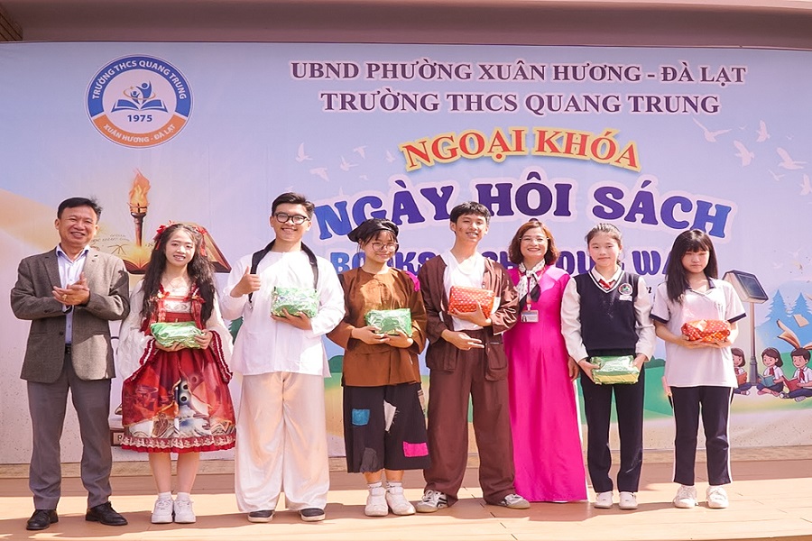 Ban tổ chức trao giải cho c&aacute;c tiết mục xuất sắc