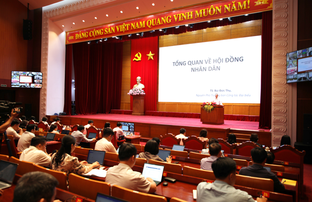 Nguy&ecirc;n Ph&oacute; Trưởng Ban C&ocirc;ng t&aacute;c đại biểu của Quốc hội B&ugrave;i Đức Thụ truyền đạt chuy&ecirc;n đề 