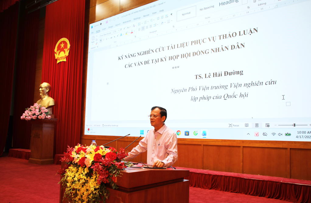 Nguy&ecirc;n Ph&oacute; Viện Trưởng Viện nghi&ecirc;n cứu lập ph&aacute;p của Quốc hội L&ecirc; Hải Đường truyền đạt chuy&ecirc;n đề 