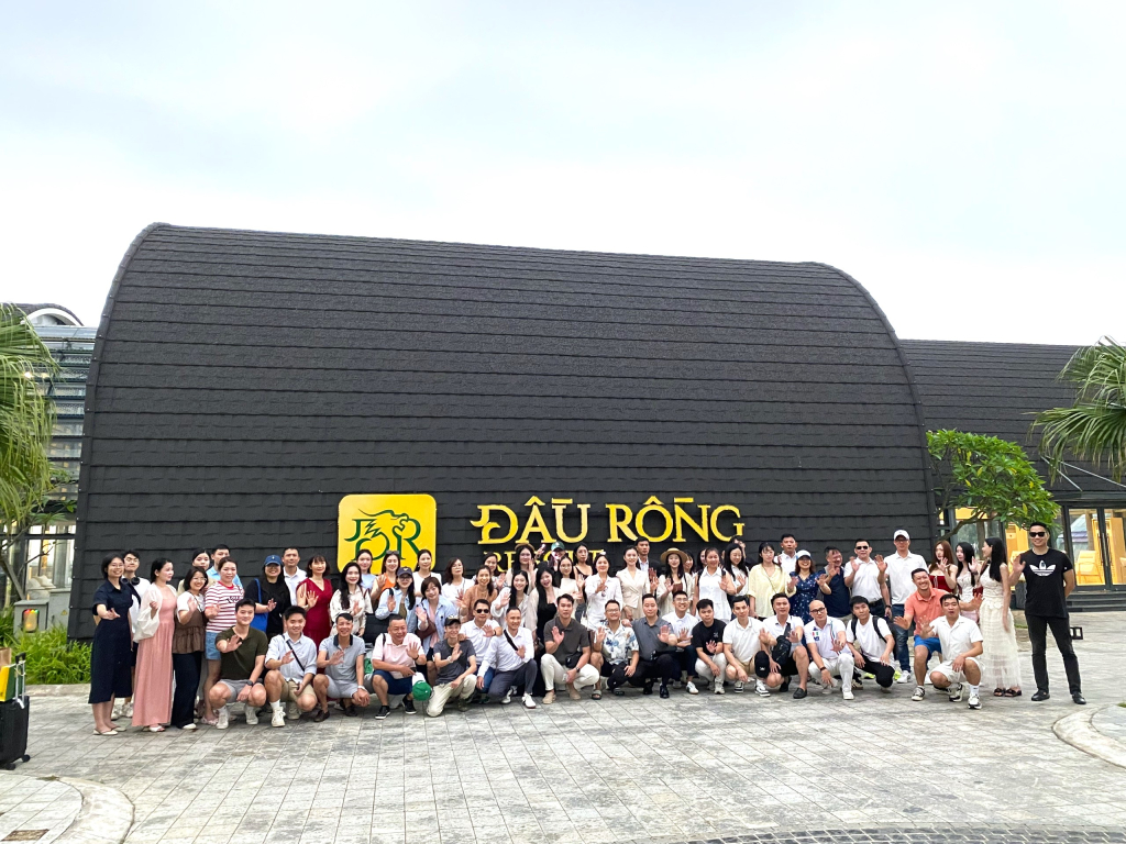 Khu nghỉ dưỡng Đầu Rồng l&agrave; một trong những cơ sở lưu tr&uacute; c&oacute; quy m&ocirc; v&agrave; chất lượng dịch vụ nổi bật tr&ecirc;n đảo