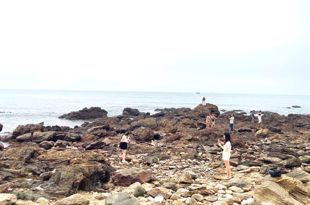 Đo&agrave;n khảo s&aacute;t c&aacute;c b&atilde;i đ&aacute; đẹp tr&ecirc;n đảo