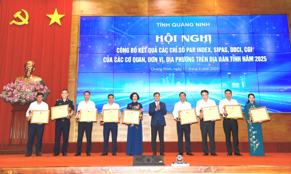 &Ocirc;ng B&ugrave;i Văn Khắng, Ph&oacute; B&iacute; thư Tỉnh ủy, Chủ tịch UBND tỉnh Quảng Ninh, tặng Bằng khen v&agrave; c&uacute;p cho c&aacute;c tập thể dẫn đầu c&aacute;c chỉ số