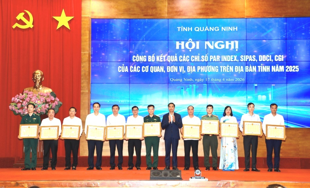 &Ocirc;ng Vũ Văn Diện, Ph&oacute; Chủ tịch Thường trực UBND tỉnh Quảng Ninh, trao Bằng khen của Chủ tịch UBND tỉnh cho c&aacute;c tập thể đạt th&agrave;nh t&iacute;ch xuất sắc thực hiện c&aacute;c chỉ số