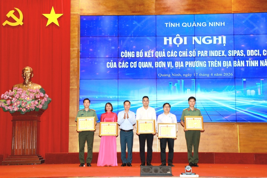 &Ocirc;ng L&ecirc; Văn &Aacute;nh, Ph&oacute; Chủ tịch UBND tỉnh Quảng Ninh, trao Bằng khen của Chủ tịch UBND tỉnh cho t&aacute;c giả, nh&oacute;m t&aacute;c giả đạt giải Nhất, Nh&igrave;, Ba tai Cuộc thi &ldquo;T&igrave;m kiếm s&aacute;ng kiến, giải ph&aacute;p cải c&aacute;ch h&agrave;nh ch&iacute;nh tỉnh Quảng Ninh năm 2025&rdquo;