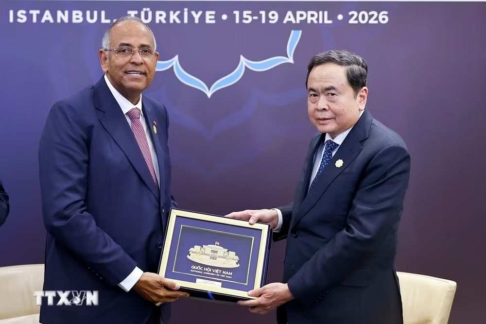 Chủ tịch Quốc hội Trần Thanh Mẫn tặng vật phẩm lưu niệm cho Chủ tịch Quốc hội Cộng h&ograve;a C&ocirc;te d'Ivoire Patrick Achi. (Ảnh: Do&atilde;n Tấn/TTXVN)