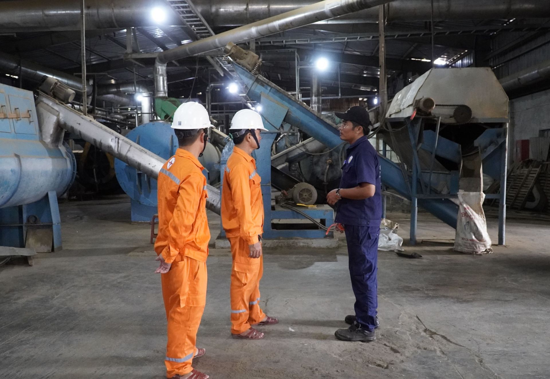 Nh&acirc;n vi&ecirc;n EVNCPC hướng dẫn doanh nghiệp c&acirc;n đối, bố tr&iacute; lịch sản xuất theo hướng tiết giảm nguồn điện trong giờ cao điểm nhằm tối ưu h&oacute;a chi ph&iacute;