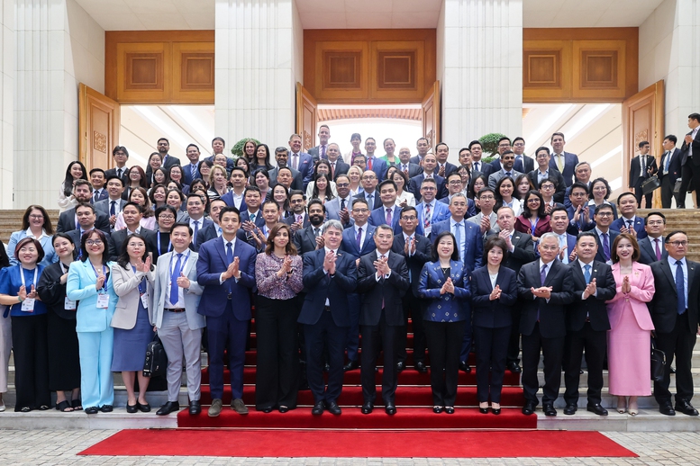 Thủ tướng L&ecirc; Minh Hưng v&agrave; đại diện c&aacute;c doanh nghiệp h&agrave;ng đầu của Hoa Kỳ - Ảnh: VGP/Nhật Bắc
