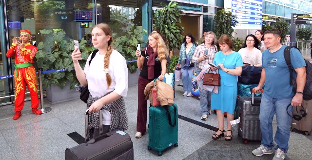Những du kh&aacute;ch đầu ti&ecirc;n tr&ecirc;n chuyến bay từ Vladivostok (Nga) đến Đ&agrave; Nẵng.