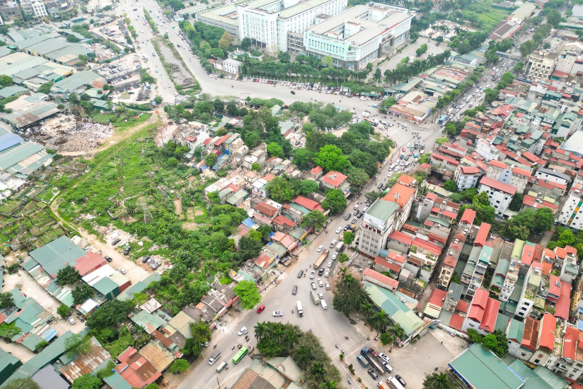 Đường đ&atilde; th&ocirc;ng nhưng n&uacute;t giao Phạm Tu - đường 70 đang treo 10 năm nay.