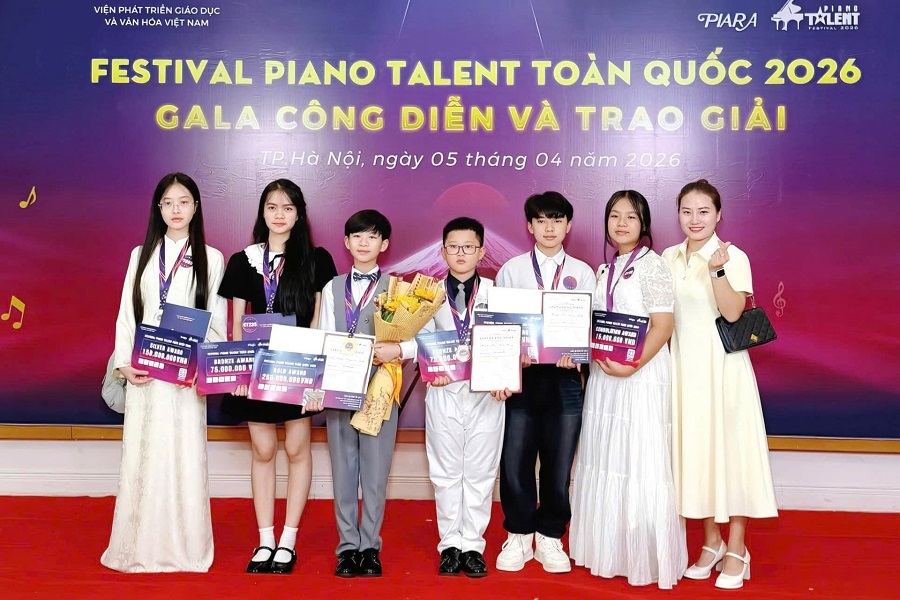 Em Quốc Trường, phường H&agrave;m Thắng (&ocirc;m b&oacute; hoa) c&ugrave;ng c&aacute;c th&iacute; sinh khu vực Phan Thiết tại cuộc thi Festival Piano Talent to&agrave;n quốc 2026