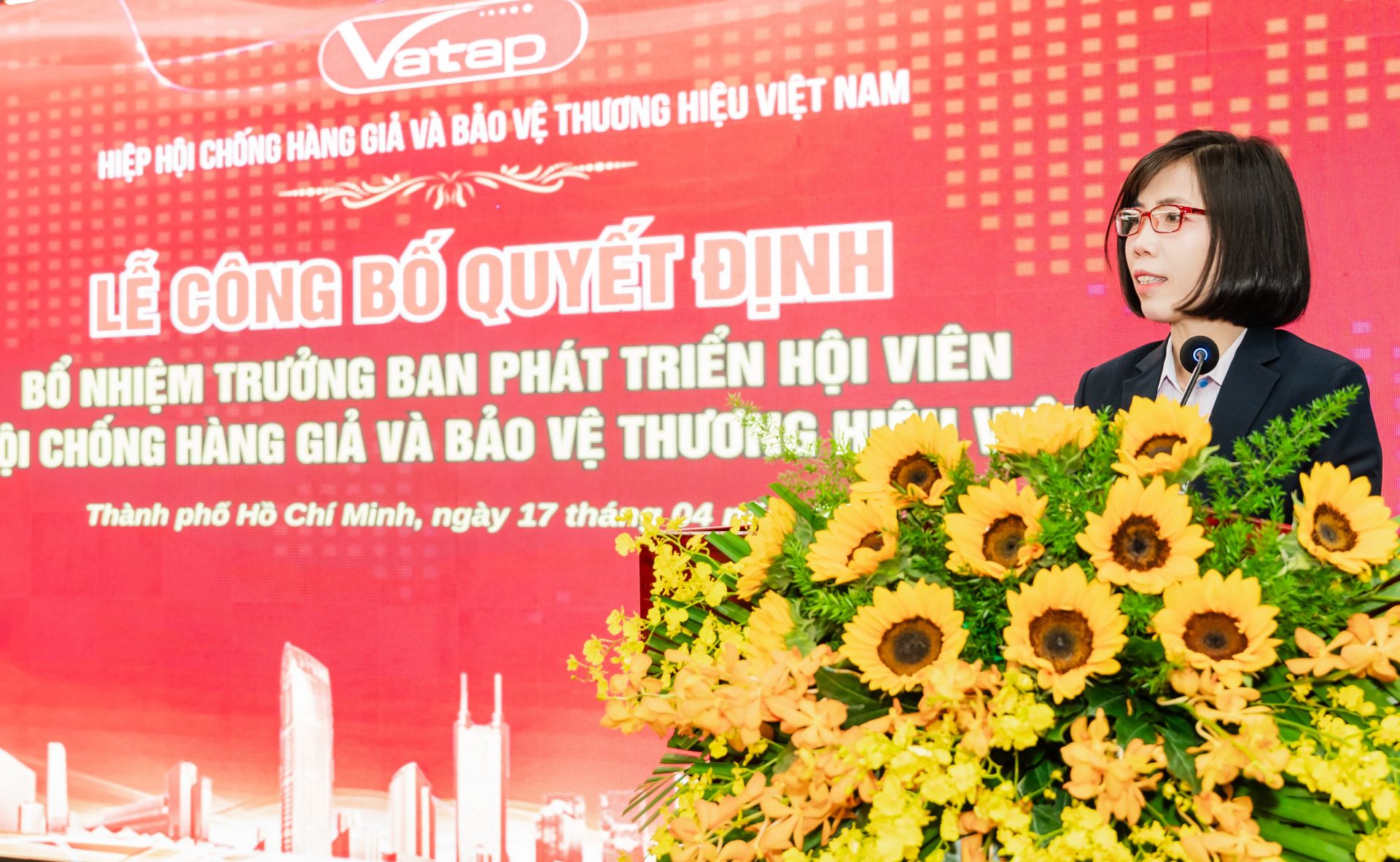 B&agrave; Nguyễn H&agrave; Thu ph&aacute;t biểu nhận nhiệm vụ Trưởng Ban ph&aacute;t triển Hội vi&ecirc;n của VATAP