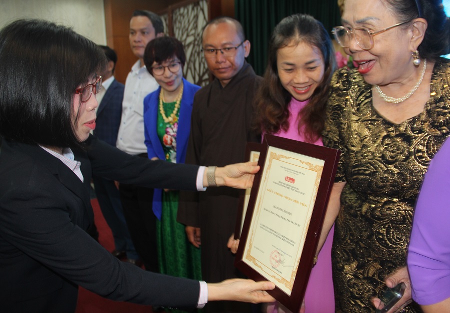 B&agrave; Nguyễn H&agrave; Thu - Trưởng Ban ph&aacute;t triển Hội vi&ecirc;n VATAP trao Giấy chứng nhận hội vi&ecirc;n cho c&aacute;c doanh nghiệp