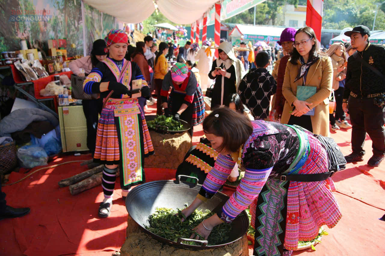 Hoạt động giới thiệu, chế biến đặc sản tại lễ hội văn h&oacute;a địa phương &ndash; c&aacute;ch l&agrave;m hiệu quả gi&uacute;p du kh&aacute;ch trải nghiệm v&agrave; hiểu s&acirc;u hơn về gi&aacute; trị sản phẩm v&ugrave;ng cao.