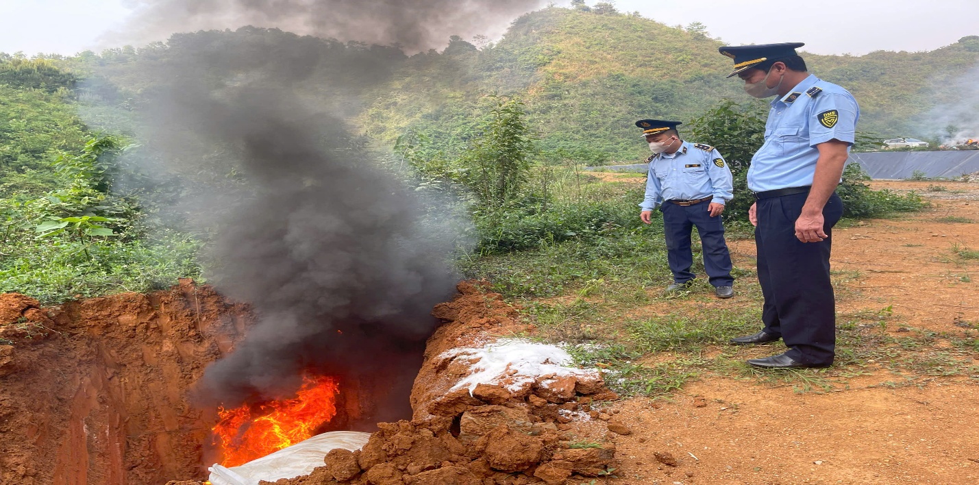 Cao Bằng: Tiêu hủy 3 tấn phân đạm nhập lậu từ Trung Quốc