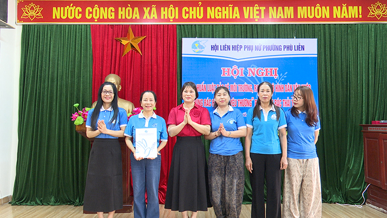 Đồng ch&iacute; Nguyễn Thị Thu Trang, Ph&oacute; Chủ tịch Thường trực Ủy ban MTTQ Việt Nam phường, Chủ tịch Hội Li&ecirc;n hiệp Phụ nữ phường trao Quyết định cho Ban điều h&agrave;nh m&ocirc; h&igrave;nh tại tổ d&acirc;n phố số 9, tổ d&acirc;n phố số 10.