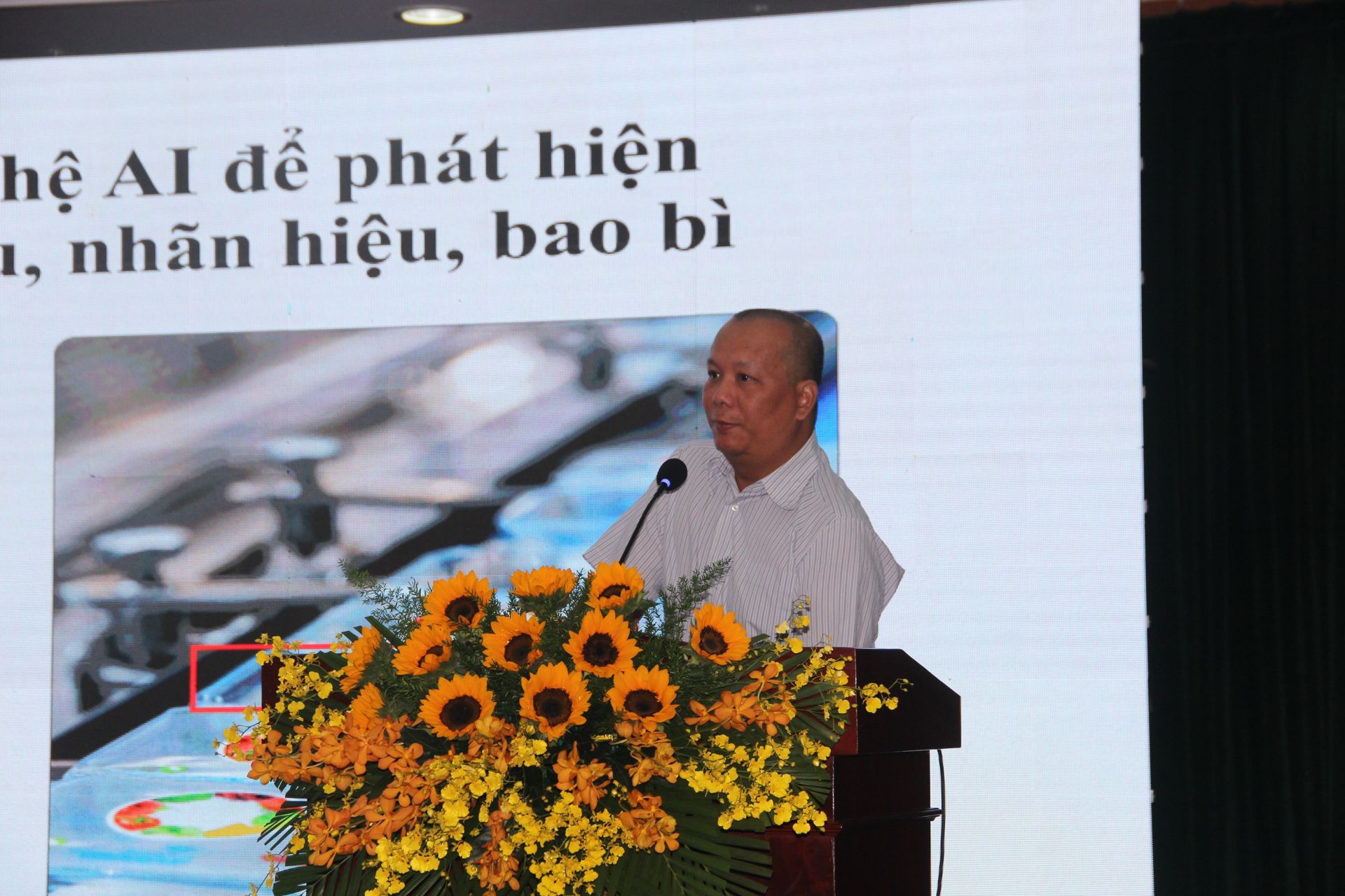 &ocirc;ng Vũ Tuấn Cương, Ph&oacute; Gi&aacute;m đốc Trung t&acirc;m Gi&aacute;m s&aacute;t chất lượng v&agrave; ph&ograve;ng chống h&agrave;ng giả (QSAC) ph&aacute;t biểu tại chương tr&igrave;nh