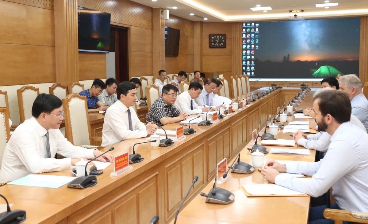 To&agrave;n cảnh buổi l&agrave;m việc