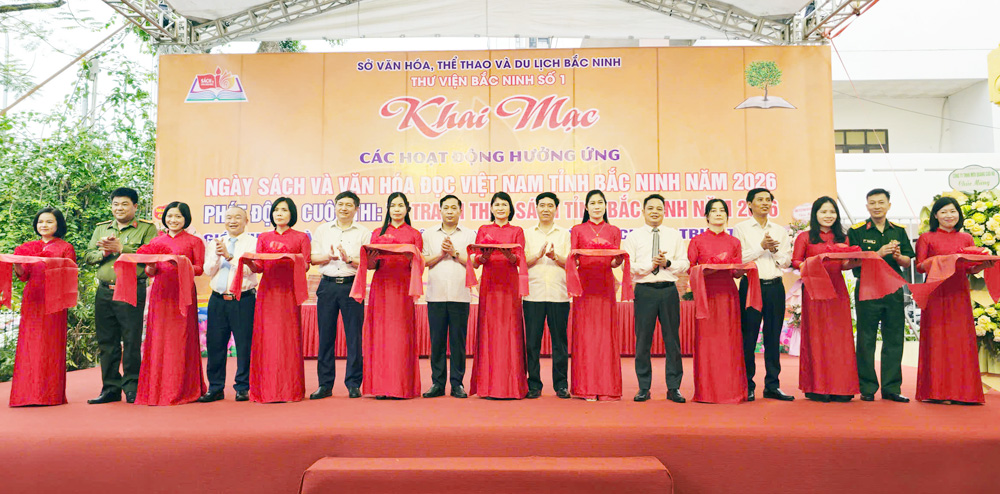 C&aacute;c đại biểu cắt băng khai mạc c&aacute;c hoạt động hưởng ứng Ng&agrave;y S&aacute;ch v&agrave; Văn h&oacute;a đọc Việt Nam