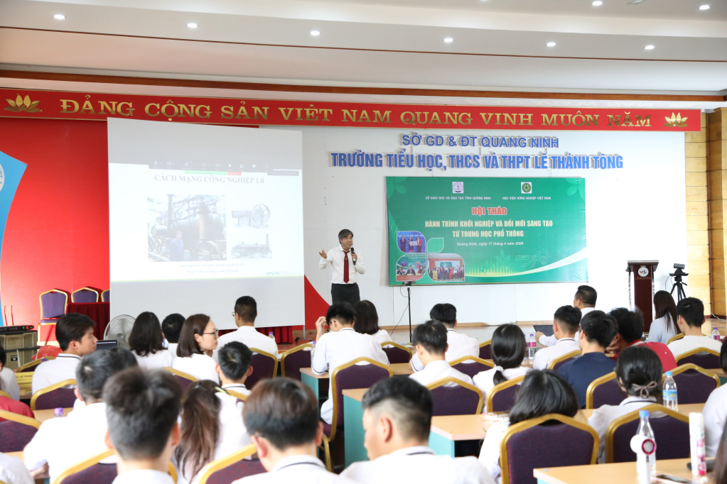 PGS.TS Sử Thanh Long, Giảng vi&ecirc;n cao cấp, chuy&ecirc;n gia gi&aacute;o dục, tham luận nội dung nhu cầu nguồn nh&acirc;n lực trong bối cảnh chuyển đổi số v&agrave; định hướng gi&aacute;o dục STEM tại hội thảo