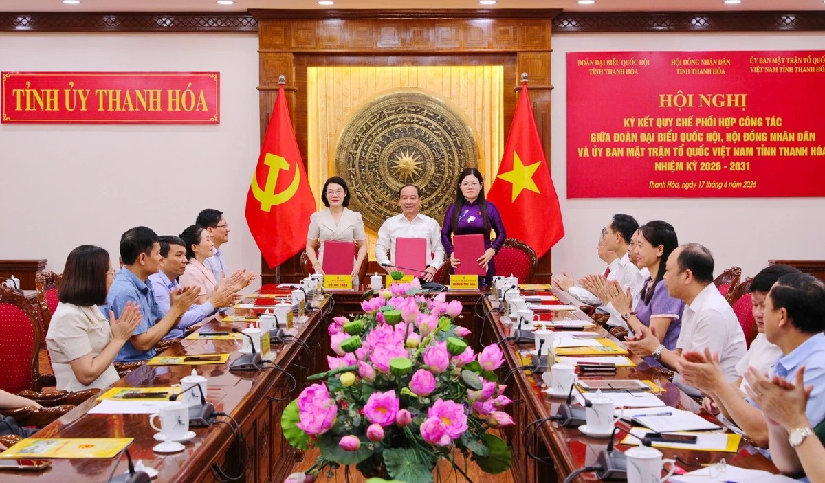L&atilde;nh đạo ba cơ quan trao bi&ecirc;n bản k&yacute; kết Quy chế phối hợp c&ocirc;ng t&aacute;c nhiệm kỳ 2026-2031.