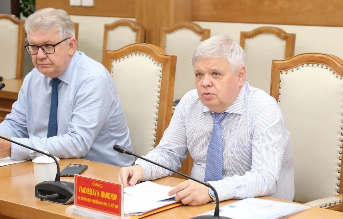 Chủ tịch UBND tỉnh Thanh H&oacute;a Nguyễn Ho&agrave;i Anh ph&aacute;t biểu tại buổi l&agrave;m việc.