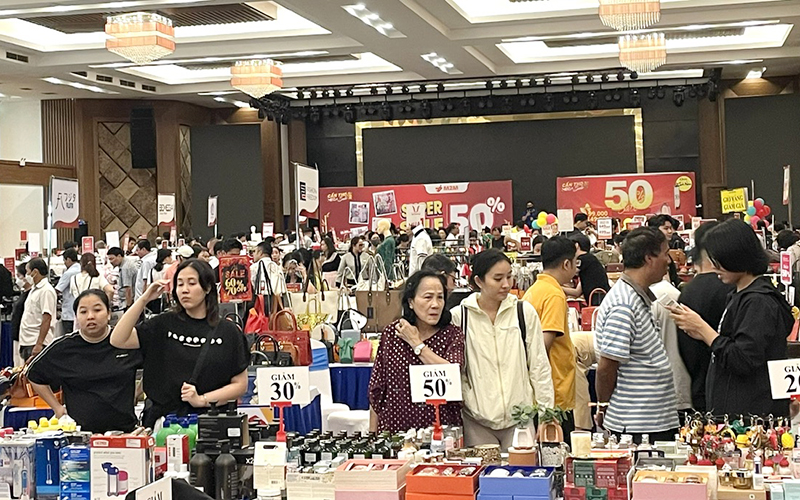 Nhộn nhịp người ti&ecirc;u d&ugrave;ng mua sắm tại Cần Thơ Mega Sale lần 1