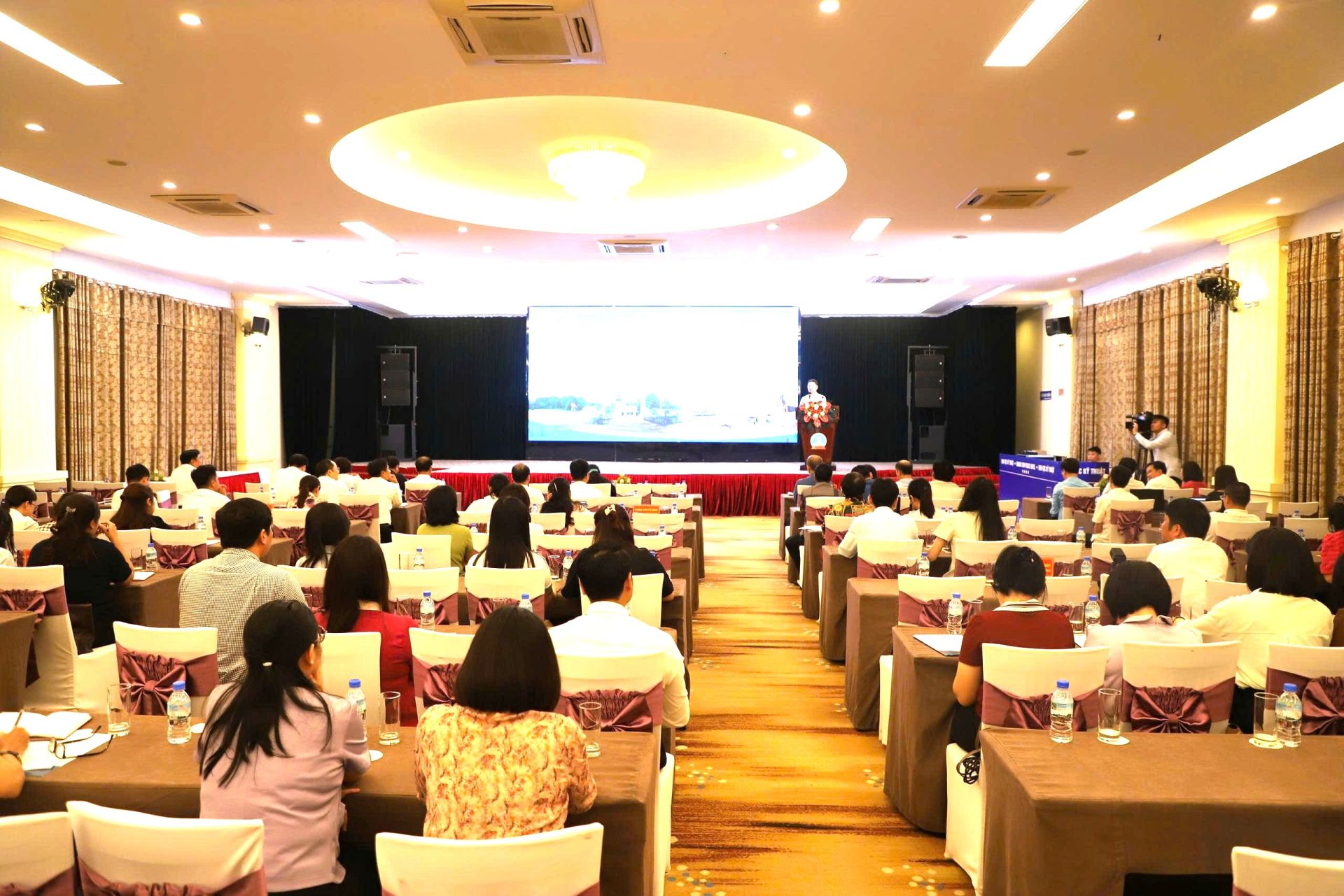 Quang cảnh hội nghị