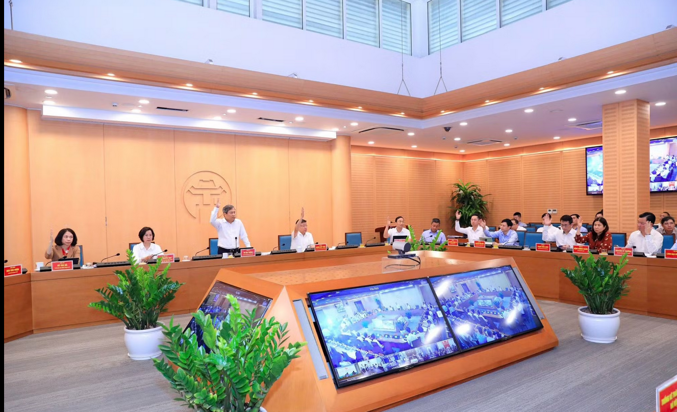 Tập thể UBND th&agrave;nh phố H&agrave; Nội biểu quyết th&ocirc;ng qua c&aacute;c nội dung kết luận của phi&ecirc;n họp