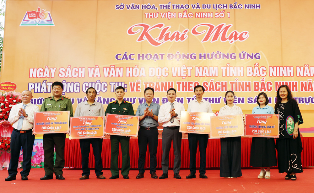 L&atilde;nh đạo Sở Văn h&oacute;a, Thể thao v&agrave; Du lịch v&agrave; c&aacute;c đơn vị t&agrave;i trợ tặng s&aacute;ch cho thư viện cơ quan, trường học.