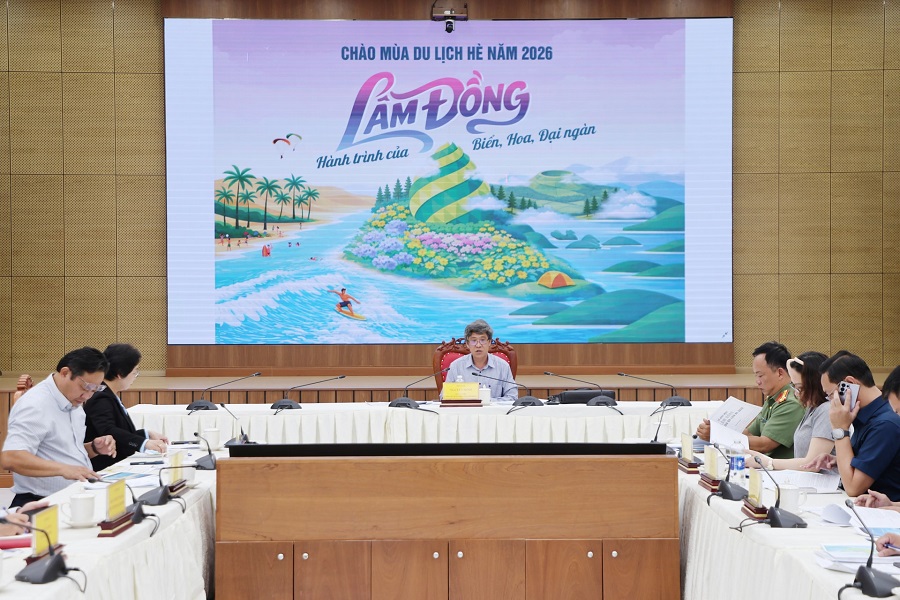 Tỉnh ủy vi&ecirc;n, Ph&oacute; Chủ tịch UBND tỉnh L&acirc;m Đồng Nguyễn Minh chủ tr&igrave; họp, nghe b&aacute;o c&aacute;o c&ocirc;ng t&aacute;c chuẩn bị chương tr&igrave;nh ch&agrave;o m&ugrave;a h&egrave;