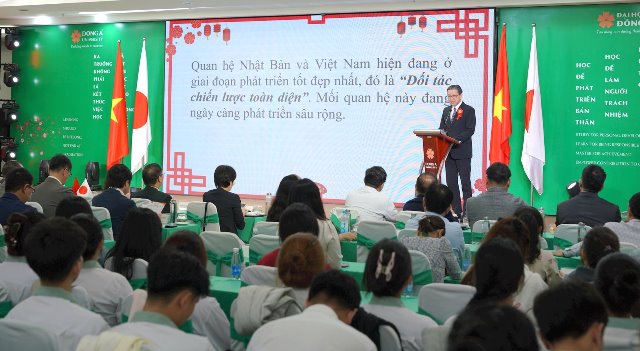 Ph&aacute;t biểu tại lễ khai mạc, &ocirc;ng Mori Takero, Tổng l&atilde;nh sự Nhật Bản tại TP Đ&agrave; Nẵng, đ&aacute;nh gi&aacute; Trường ĐH Đ&ocirc;ng &Aacute; l&agrave; một trong những cơ sở gi&aacute;o dục ti&ecirc;u biểu của khu vực miền Trung.