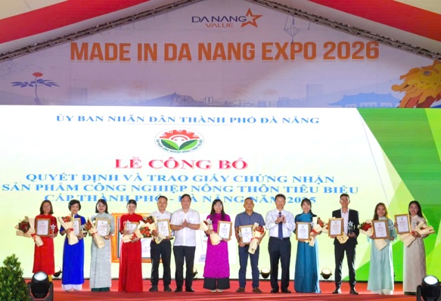 Trao chứng nhận sản phẩm c&ocirc;ng nghiệp n&ocirc;ng th&ocirc;n ti&ecirc;u biểu TP. Đ&agrave; Nẵng năm 2025 cho chủ thể 22 sản phẩm, bộ sản phẩm.