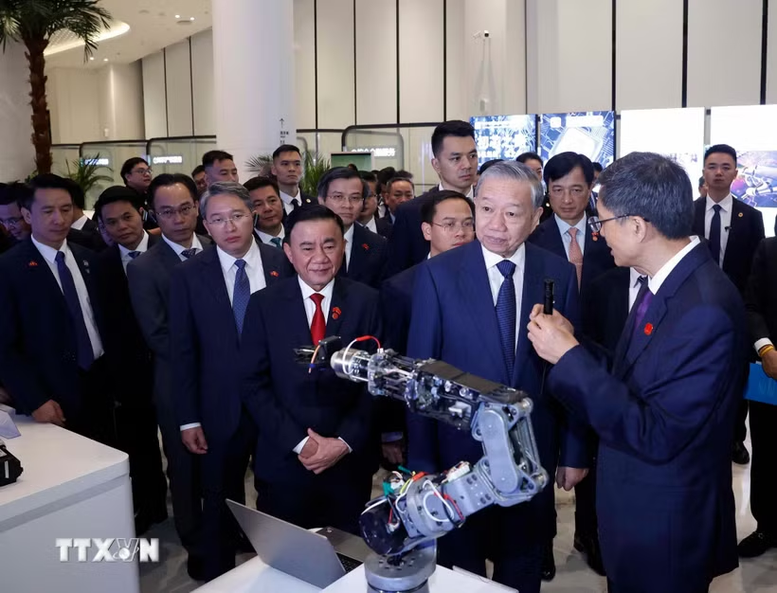 Tổng B&iacute; thư, Chủ tịch nước T&ocirc; L&acirc;m nghe giới thiệu về Trung t&acirc;m hợp t&aacute;c ứng dụng AI Trung Quốc-ASEAN - Ảnh: TTXVN