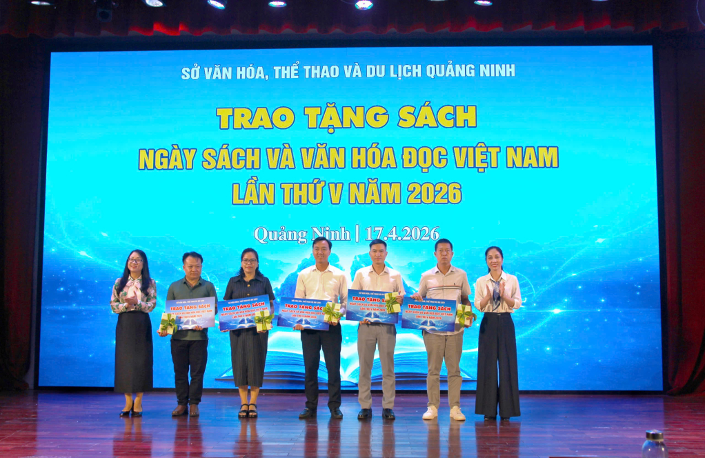 Ban tổ chức tặng s&aacute;ch cho 5 điểm trường tr&ecirc;n địa b&agrave;n tỉnh