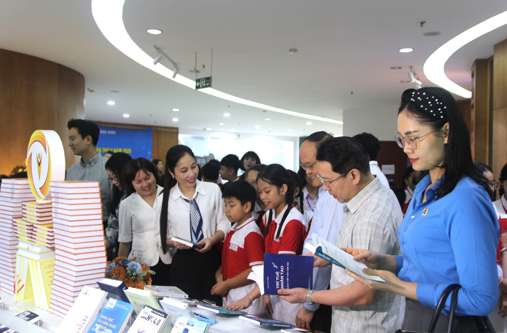 C&aacute;c đại biểu tham quan kh&ocirc;ng gian trưng b&agrave;y s&aacute;ch tại Bảo t&agrave;ng - Thư viện Quảng Ninh