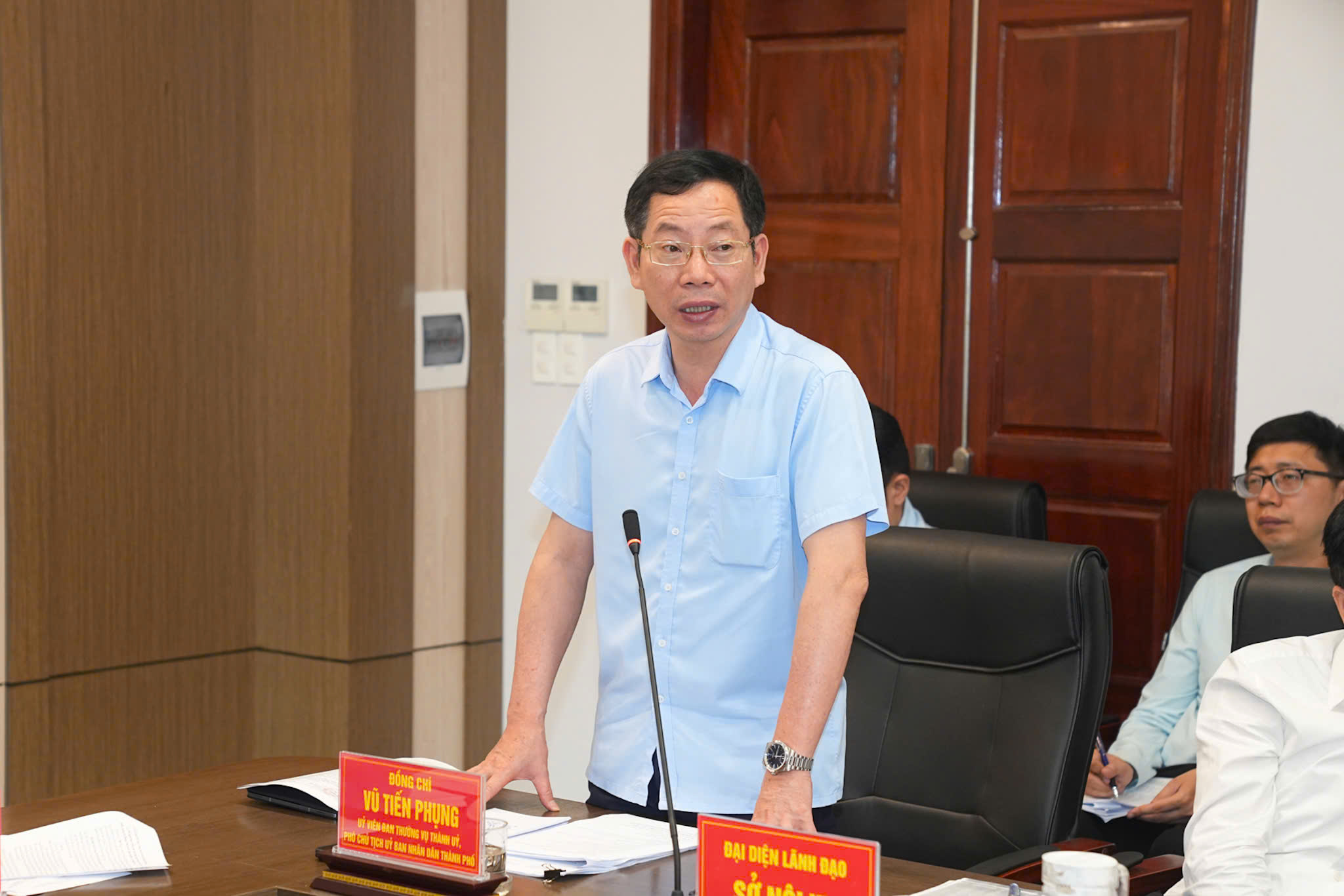 Đồng ch&iacute; Vũ Tiến Phụng, Ủy vi&ecirc;n Ban Thường vụ Th&agrave;nh ủy, Ph&oacute; Chủ tịch UBND th&agrave;nh phố ph&aacute;t biểu tại buổi l&agrave;m việc.