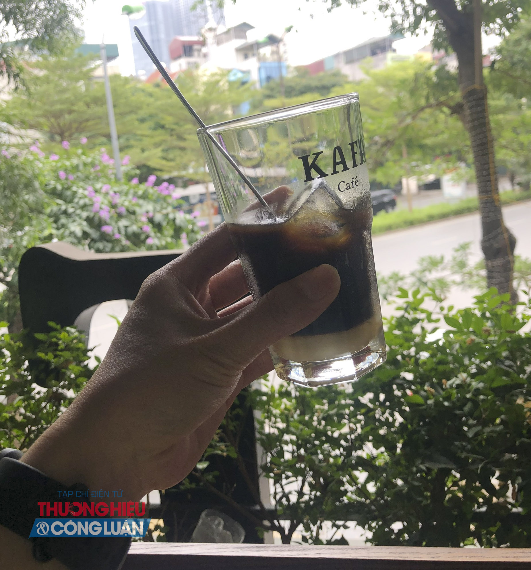 Người ti&ecirc;u d&ugrave;ng dần ưu ti&ecirc;n c&aacute;c qu&aacute;n c&agrave; ph&ecirc; gi&aacute; hợp l&yacute;, phổ biến trong khoảng 20.000-35.000 đồng/ly. (Ảnh minh họa)