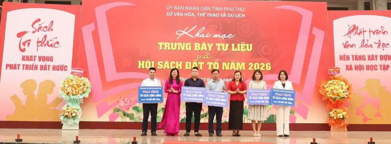 Trao tặng tủ s&aacute;ch cộng đồng.