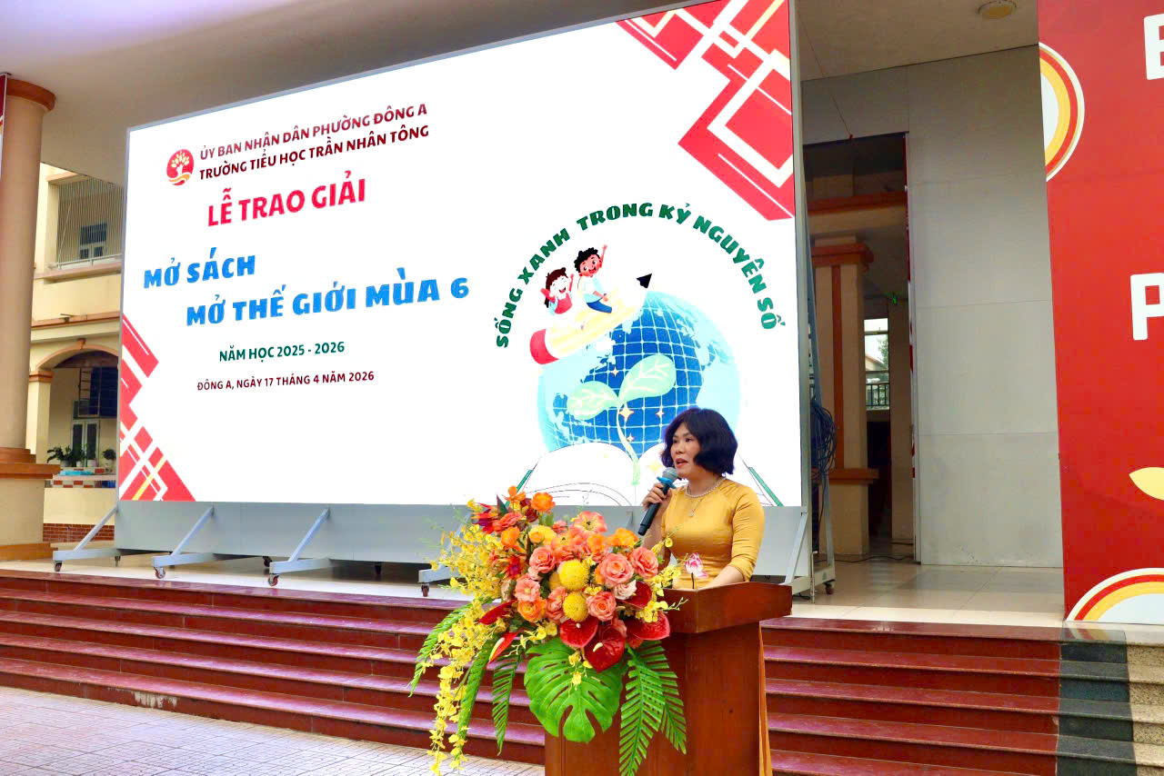 Tiếp nối kh&ocirc;ng kh&iacute; s&ocirc;i nổi, Lễ trao giải &ldquo;Mở s&aacute;ch &ndash; Mở thế giới&rdquo; m&ugrave;a 6 được tổ chức trang trọng với đầy đủ nghi thức. Ph&aacute;t biểu tại buổi lễ, c&ocirc; Ho&agrave;ng Thanh B&igrave;nh &ndash; Hiệu trưởng nh&agrave; trường
