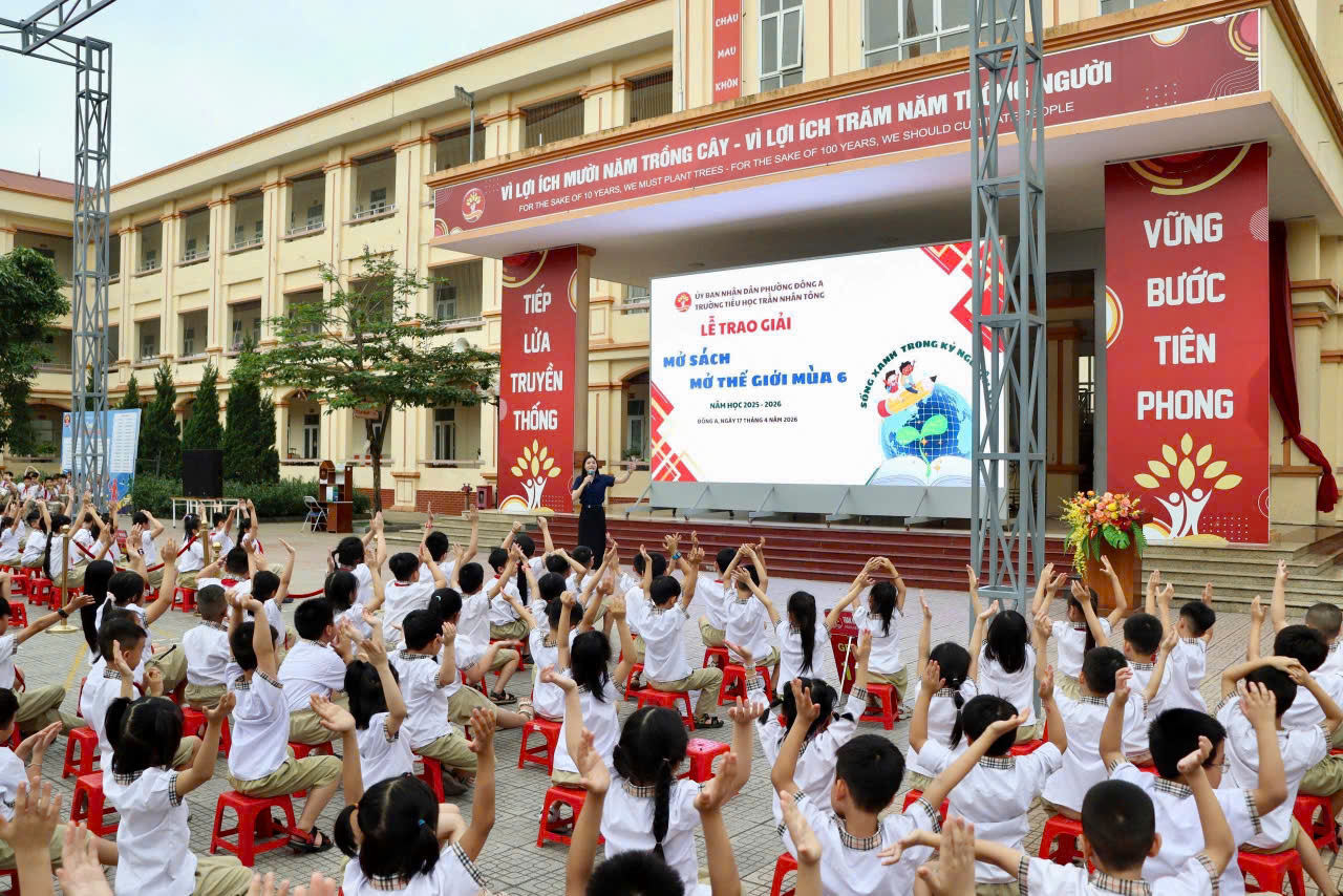 B&ecirc;n cạnh đ&oacute;, hoạt động giao lưu hỏi &ndash; đ&aacute;p, đố vui kiến thức đ&atilde; tạo n&ecirc;n sự tương t&aacute;c t&iacute;ch cực, khơi dậy niềm hứng th&uacute; học tập v&agrave; kh&aacute;m ph&aacute; trong mỗi học sinh