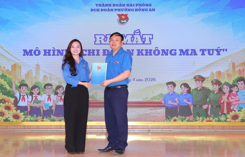 Đồng ch&iacute; Phạm Minh Hương, Ph&oacute; Ban c&ocirc;ng t&aacute;c Đo&agrave;n v&agrave; phong tr&agrave;o thanh ni&ecirc;n (Th&agrave;nh Đo&agrave;n Hải Ph&ograve;ng) trao QĐ c&ocirc;ng nhận 